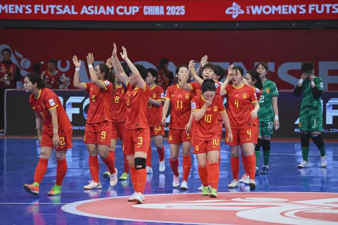 包含精彩！中国足球女队在比赛中克服重重困难获胜的词条